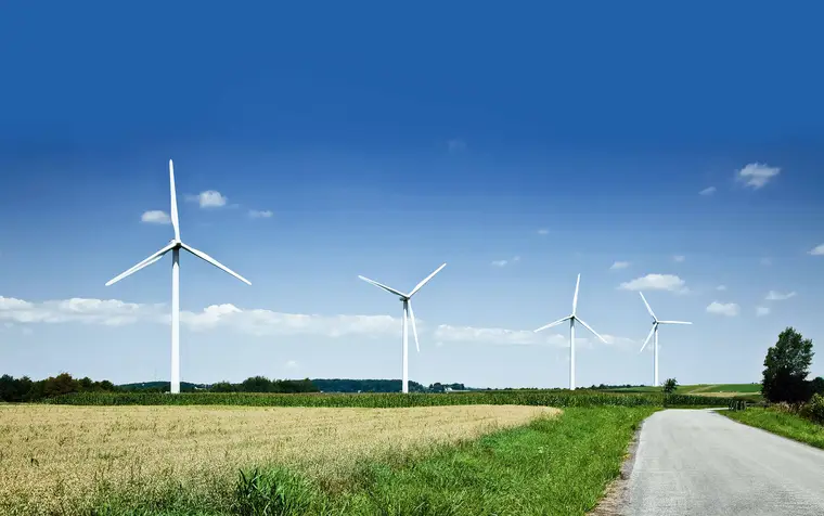 Windräder auf einem Feld bei schönem Wetter