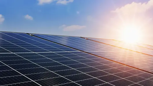 Photovoltaik-Anlage  Eine Photovoltaik-Anlage und Sonnenschein bei blauem Himmel