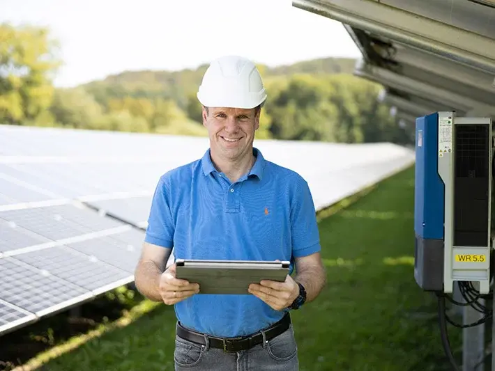 Mitarbeiter vor Solarfeld