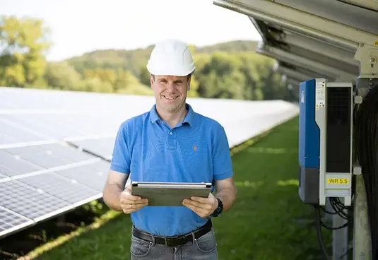 Mann auf einer Solaranlagen-Fläche Westfalen Weser Netz