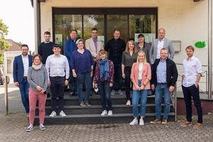 Gruppenbild draußen vor einem Eingangsbereich Klimaschutznetzwerk 