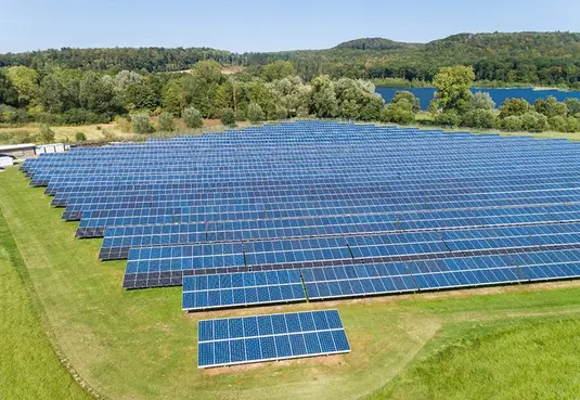 Solaranlage auf einer Wiese Westfalen Weser Netz