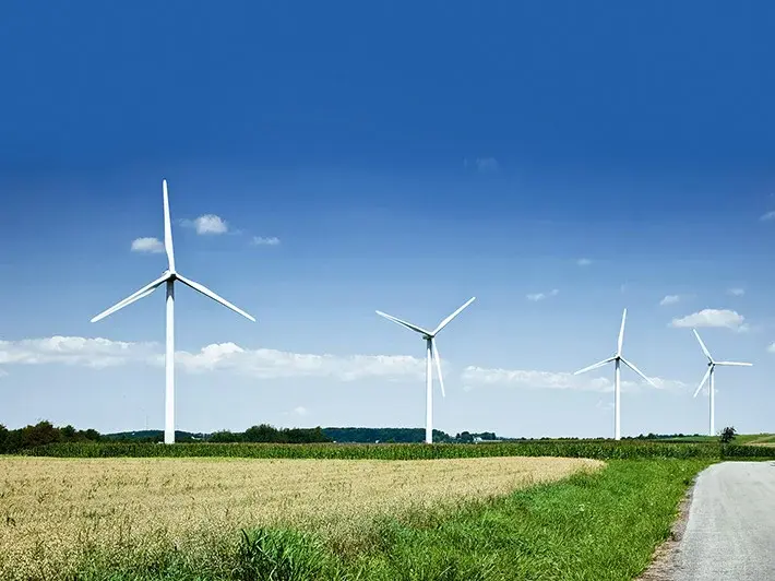 Feld mit Windrädern Westfalen Weser Netz